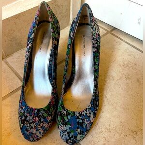 Bandolino flower print high heels. 👠